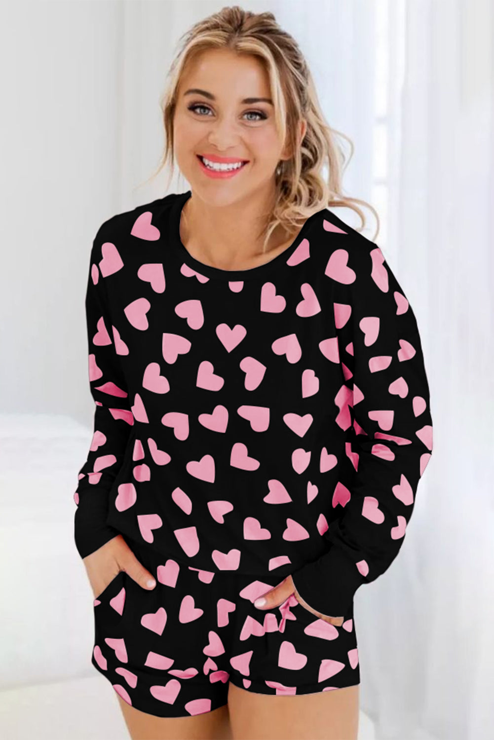 Conjunto de salón con top y pantalones cortos de manga larga y estampado en forma de corazón de San Valentín en color negro