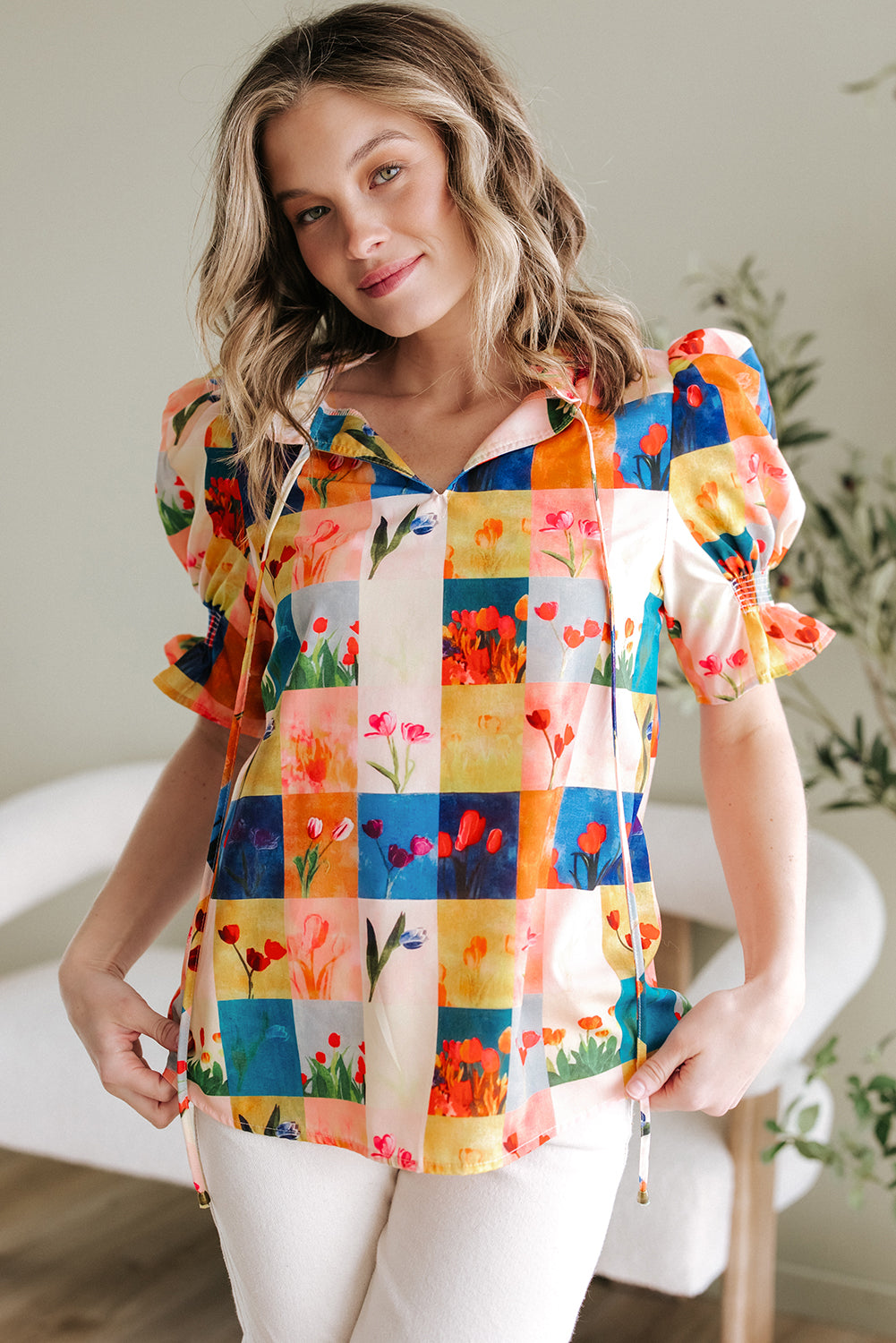 Blusa de manga corta abullonada con volantes y estampado de cuadros florales multicolor