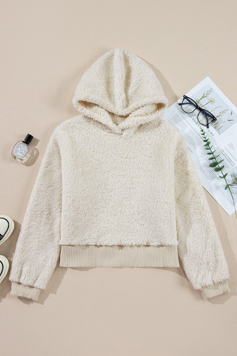 Sudadera con capucha de felpa con borde acanalado en contraste blanco