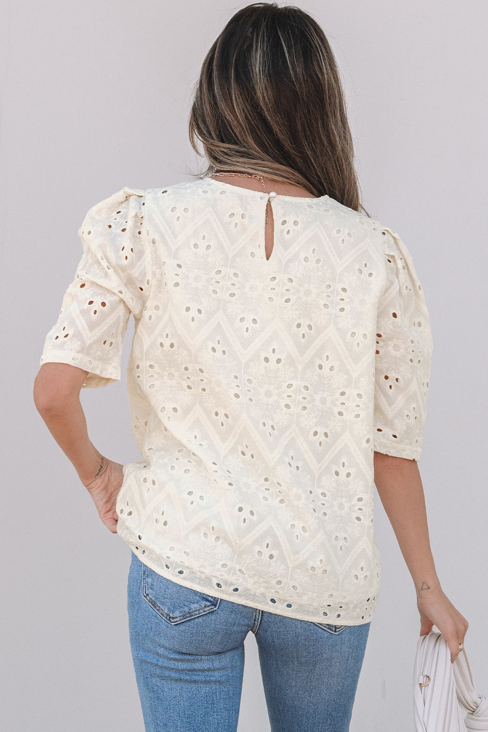 Blusa casual de media manga con bordado de ojales en color beige