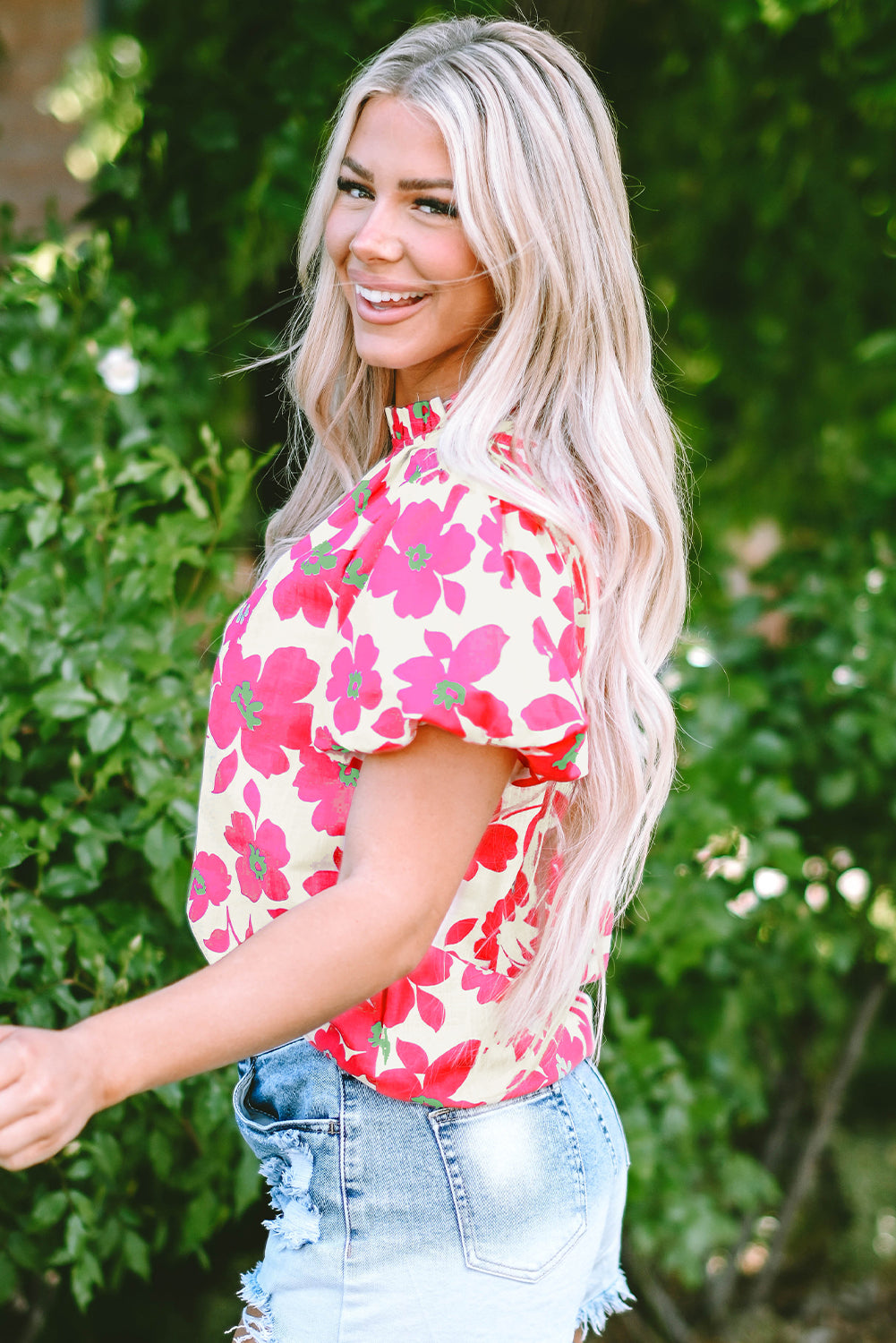 Blusa con escote con volantes y mangas abullonadas con estampado floral beige