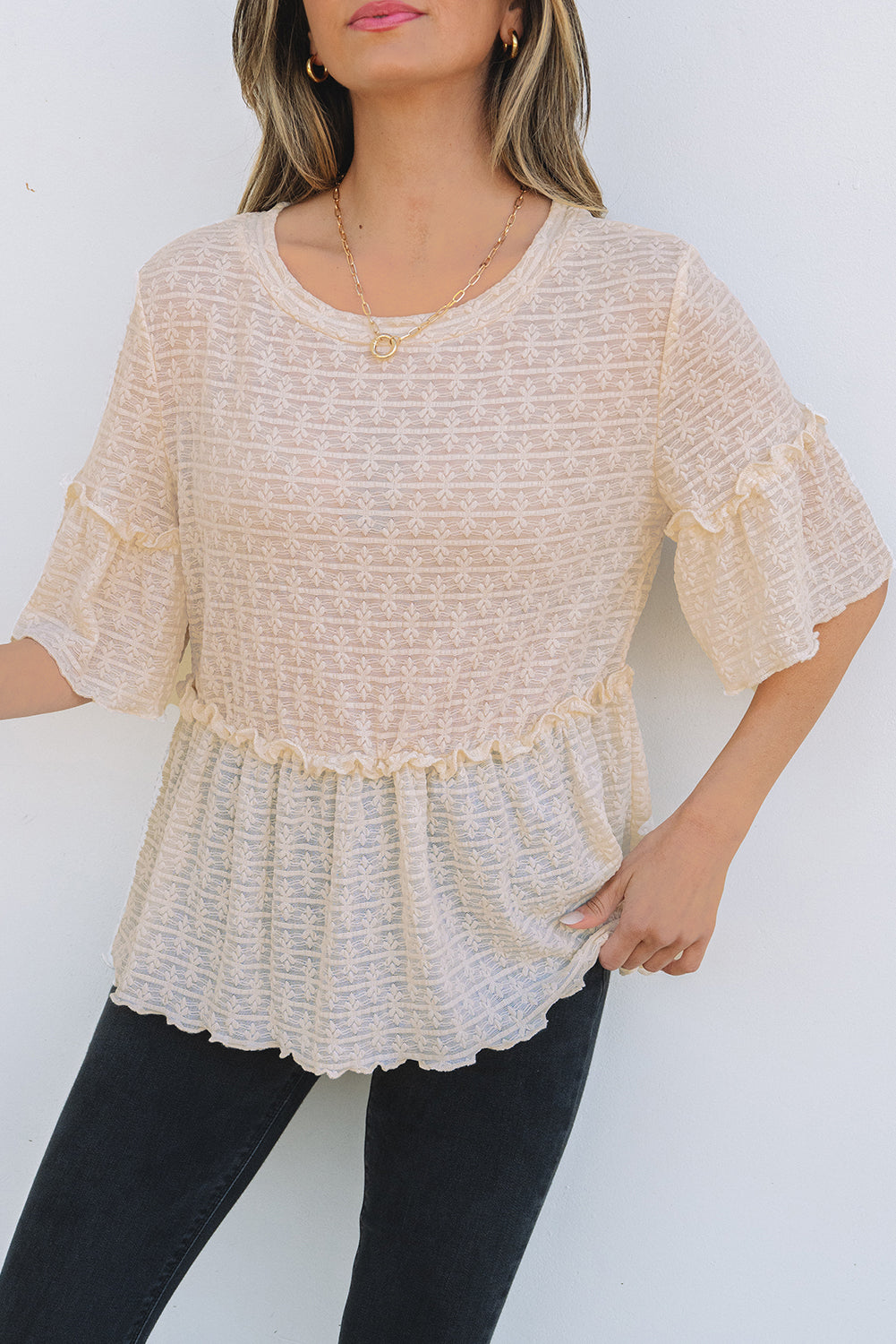 Blusa texturizada de color beige liso con mangas cortas y volantes