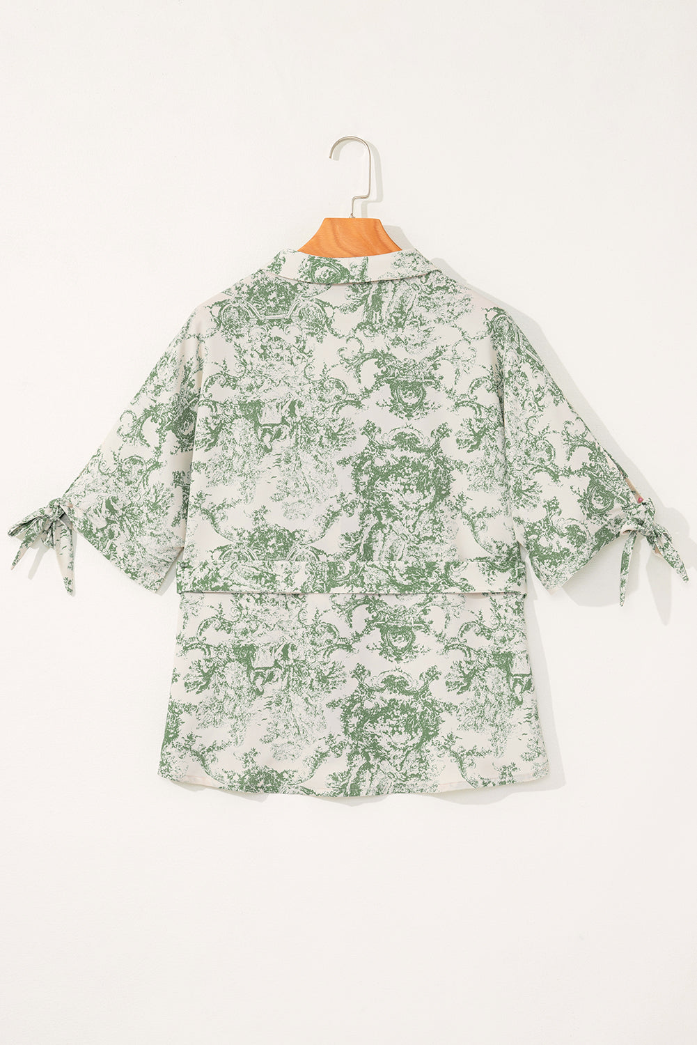 Camisa con mangas 3/4 anudadas y faja con estampado de paisaje verde