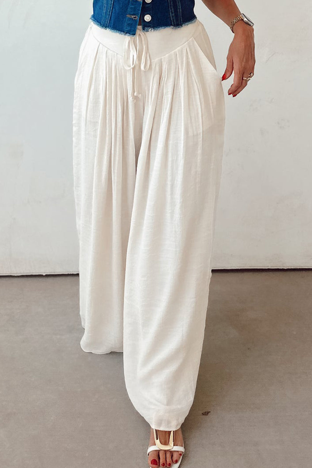 Pantalones anchos plisados ​​con cintura anudada y estilo casual blanco