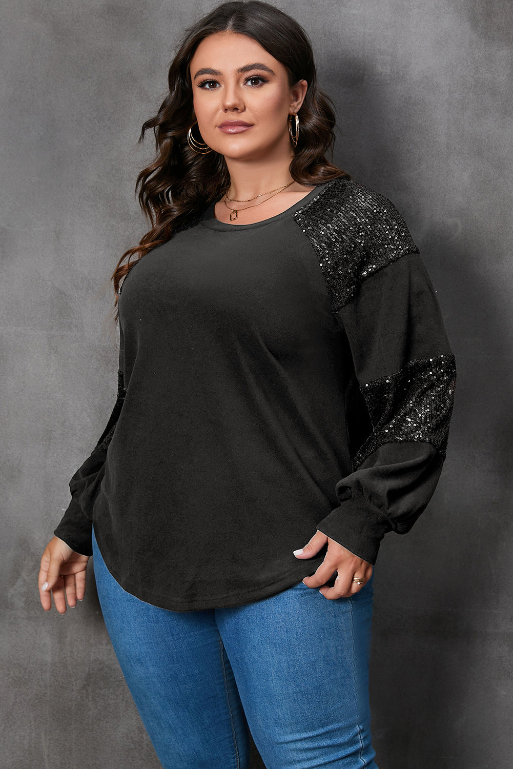 Blusa de manga larga con cuello redondo y parches de lentejuelas en color negro de talla grande