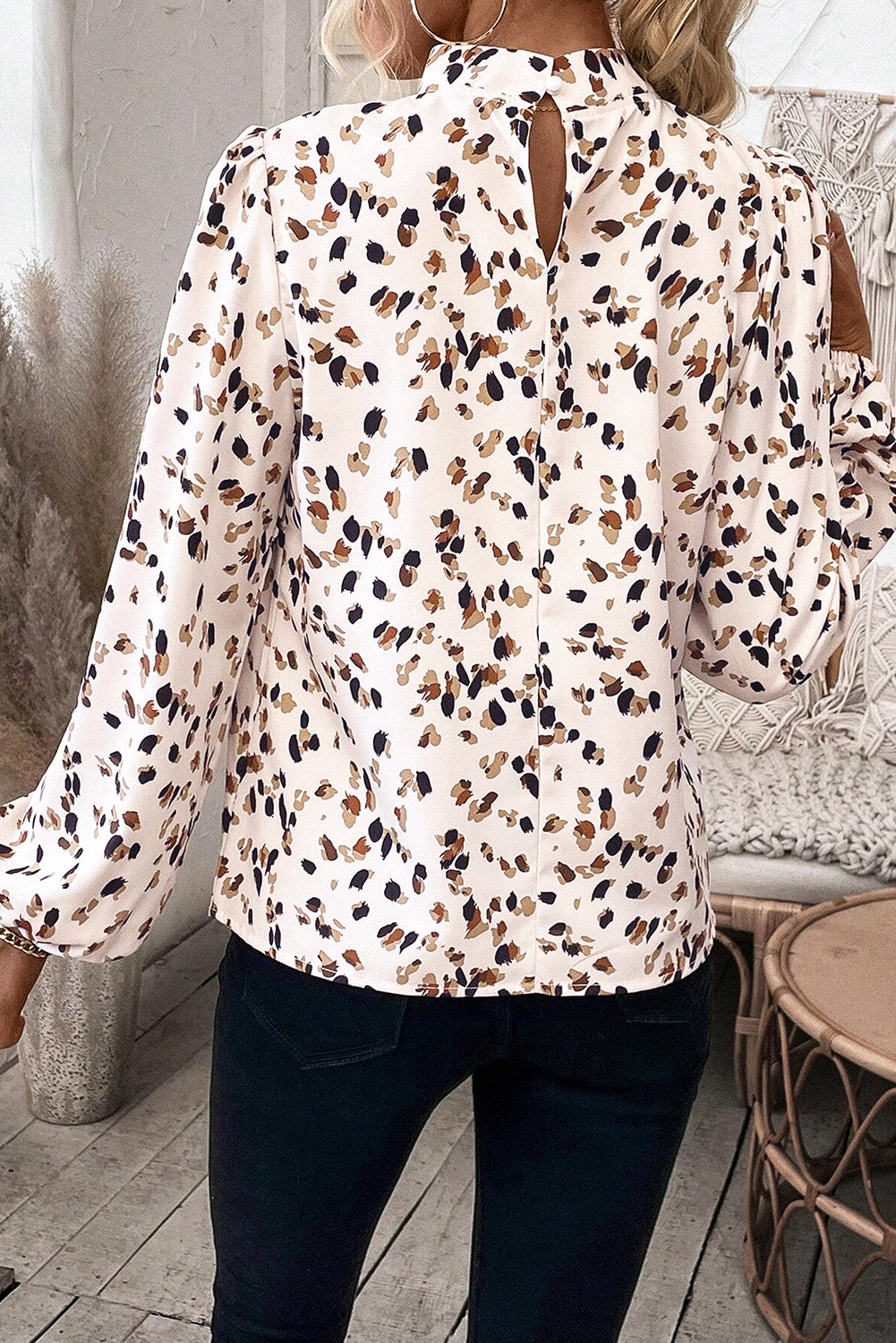 Blusa plisada con cuello alto y mangas farol con estampado de leopardo blanco