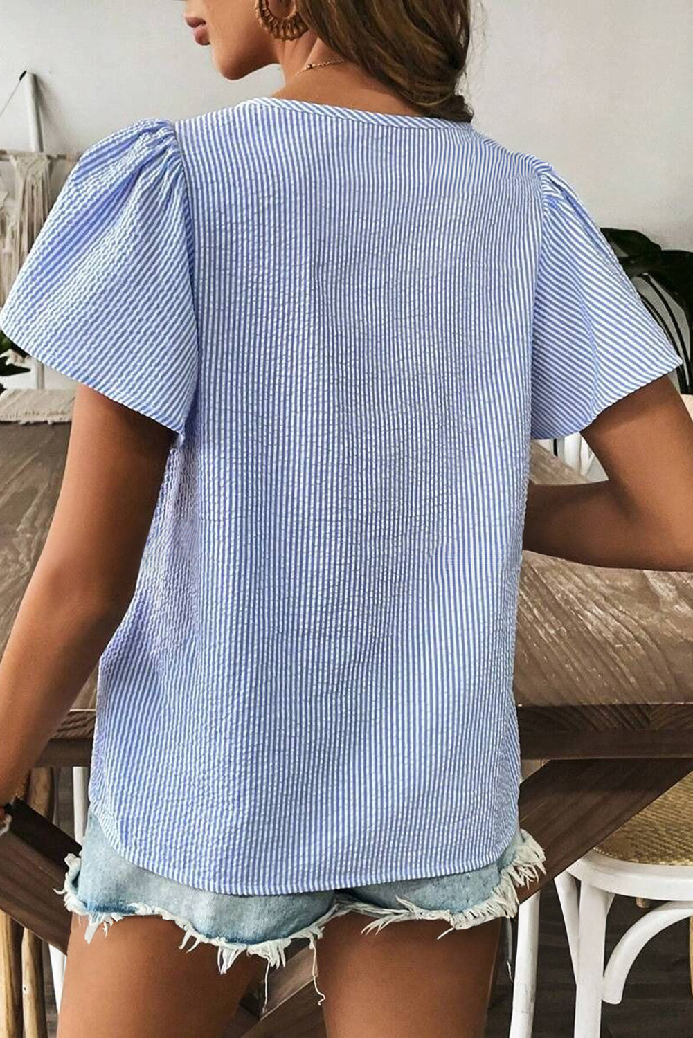 Blusa de escote cuadrado con detalle bohemio, manga corta, volantes texturizados y rayas en azul cielo