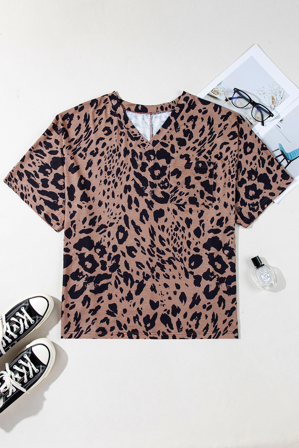 Camiseta holgada de media manga con escote en V y estampado de leopardo marrón