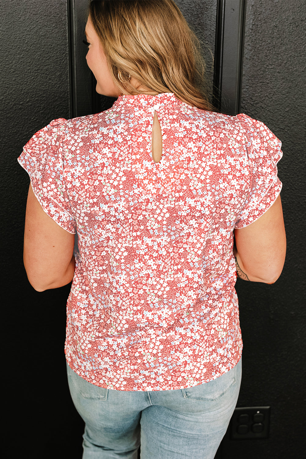 Blusa con volantes en el cuello y mangas con estampado floral en talla grande en color rosa