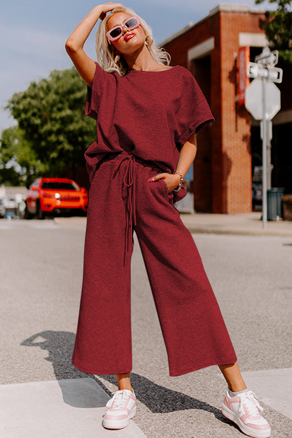 Conjunto de camiseta holgada con textura y pantalones con cordón en color rosa fresa