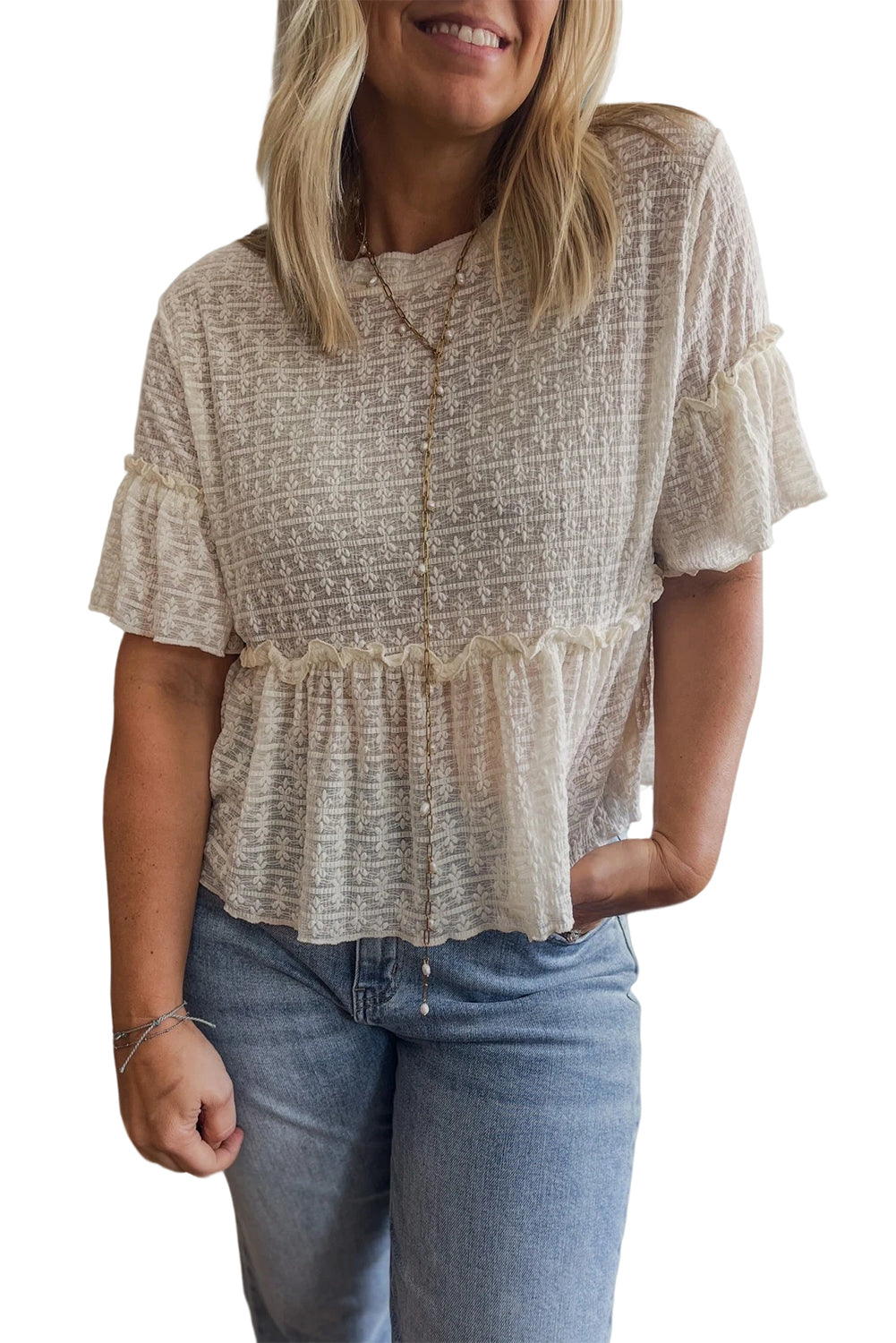 Blusa texturizada de color beige liso con mangas cortas y volantes