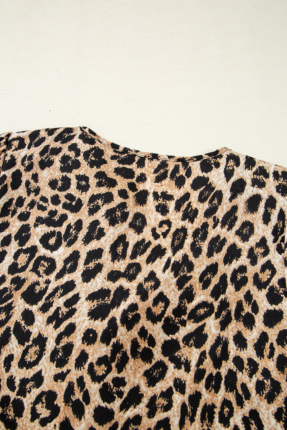 Blusa de manga corta con cuello en cascada, volantes y estampado de leopardo en color caqui