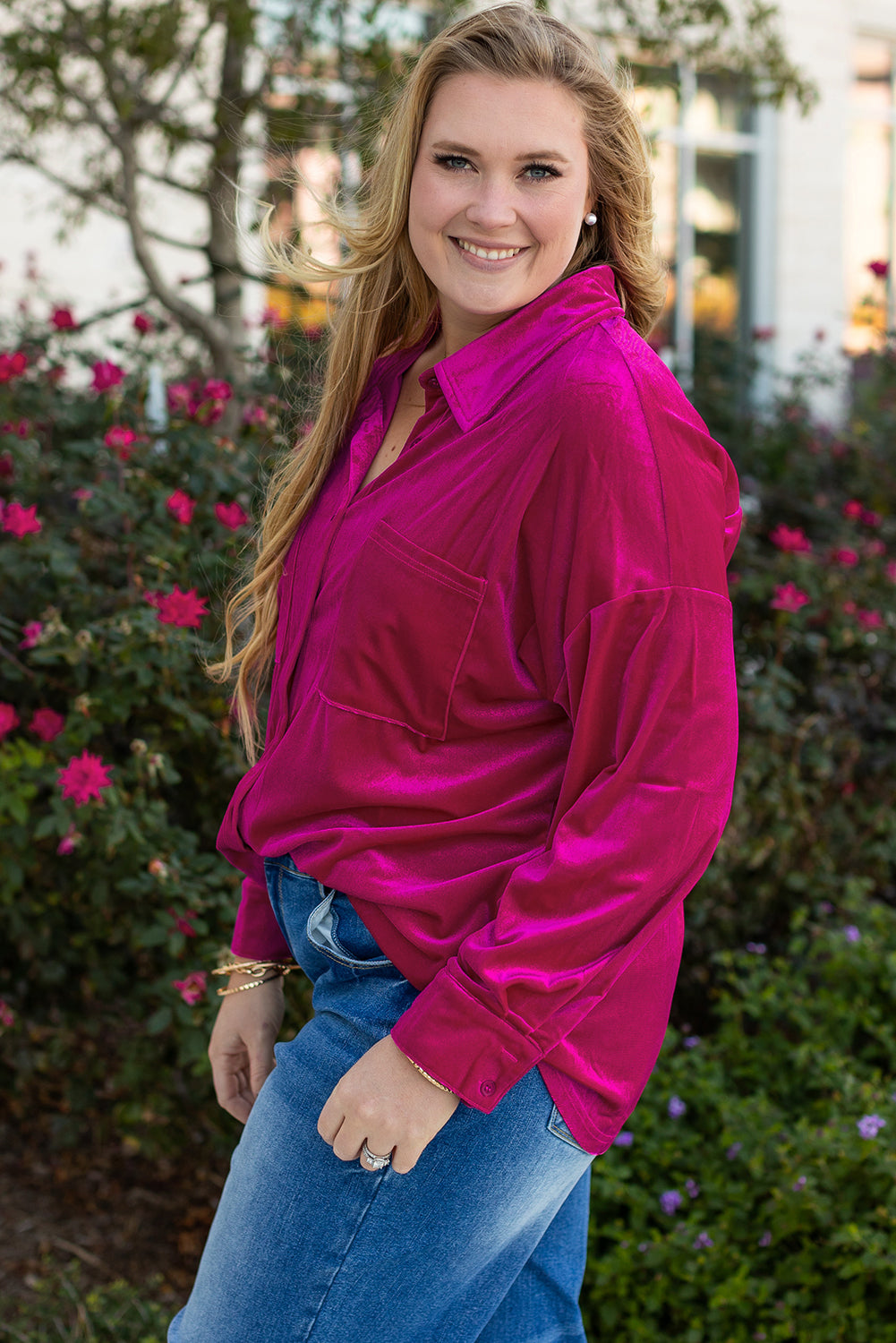 Camisa de terciopelo con hombros caídos y bolsillo en el pecho en talla grande de color rosa brillante