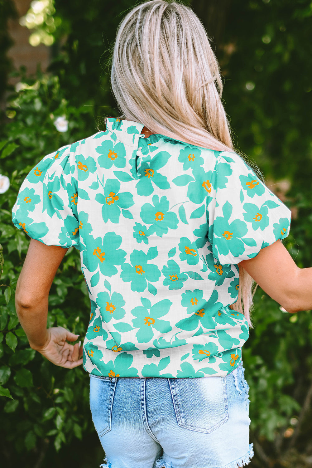 Blusa con escote con volantes y mangas abullonadas con estampado floral beige