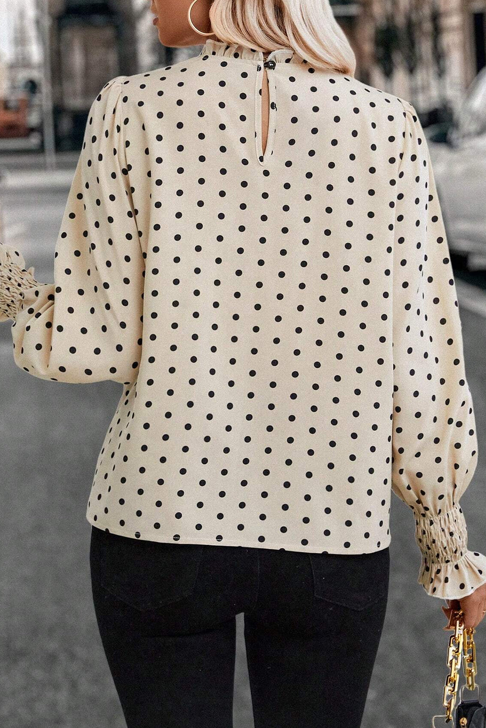 Blusa con mangas farol y cuello con volantes y estampado de lunares color albaricoque