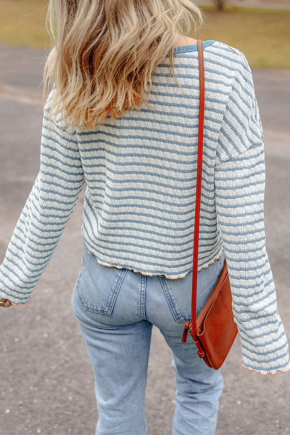 Top de manga larga estilo henley con botones y ribetes con volantes y rayas en azul cielo