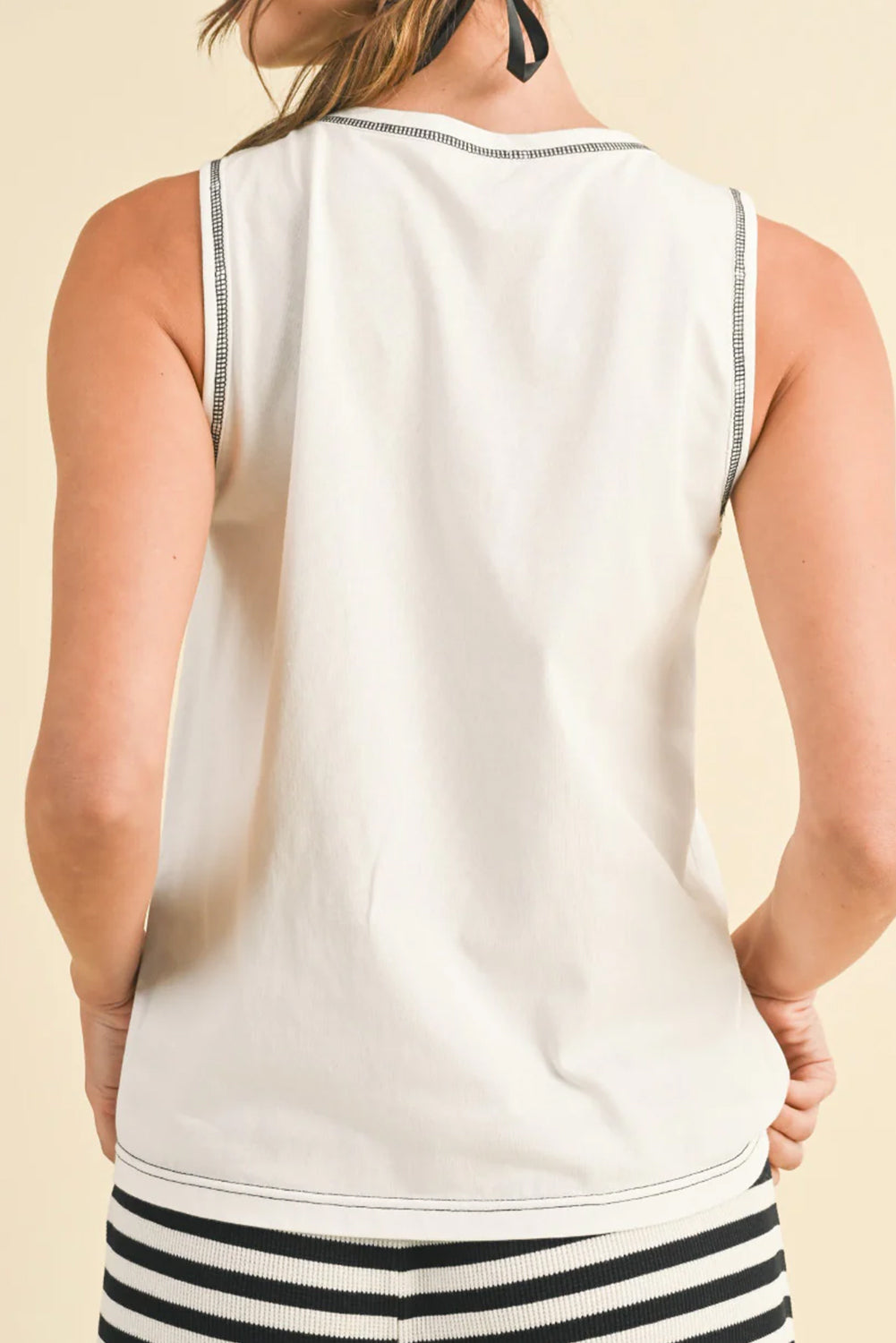 Blusa sin mangas con ribete de costura y lazo blanco dulce