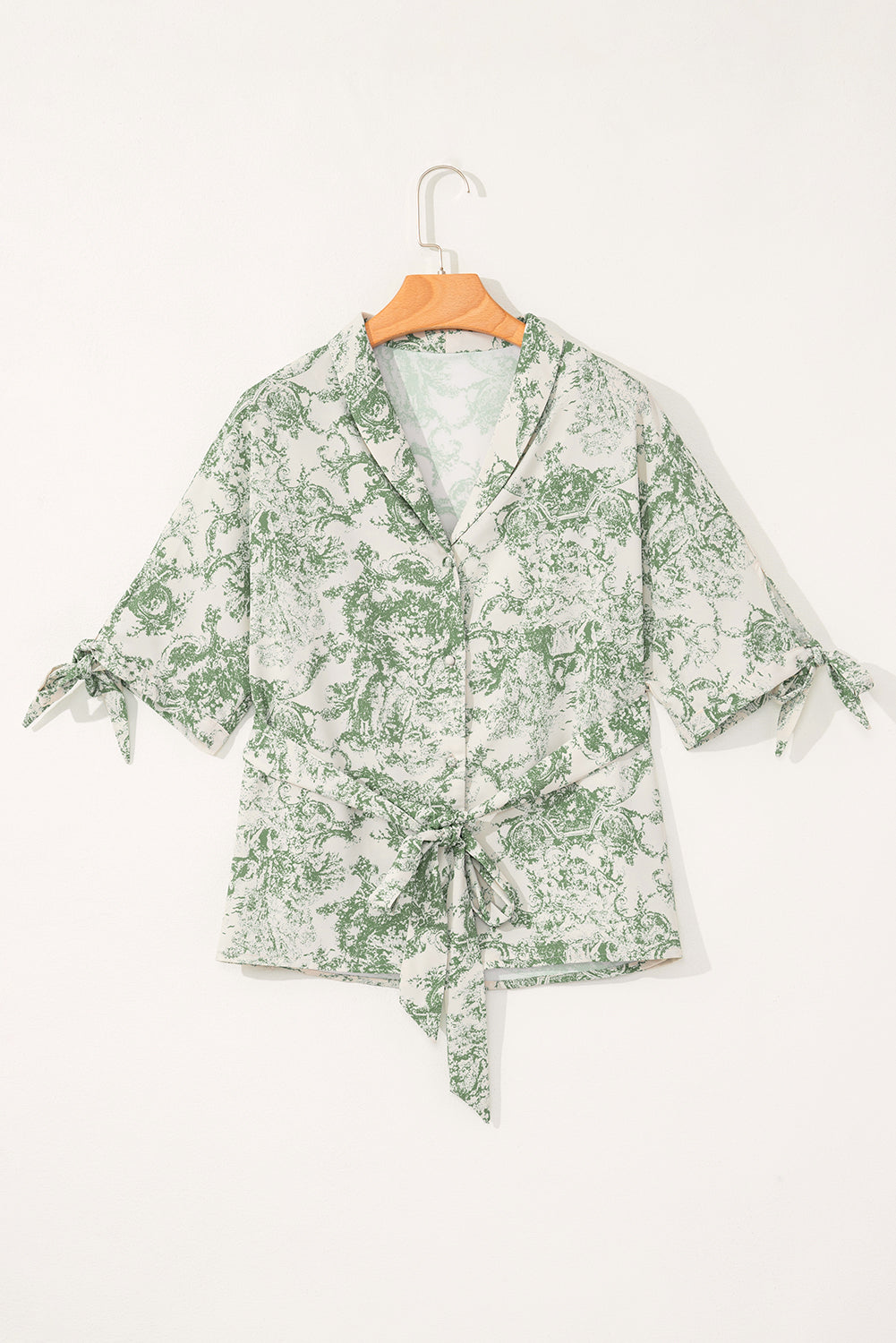 Camisa con mangas 3/4 anudadas y faja con estampado de paisaje verde