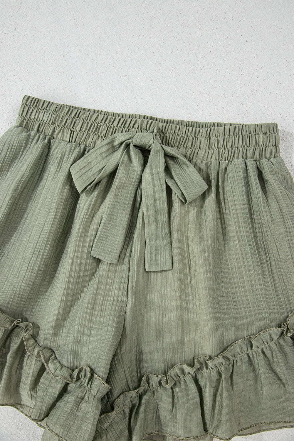 Pantalones cortos con dobladillo con volantes y cintura anudada con textura verde laurel