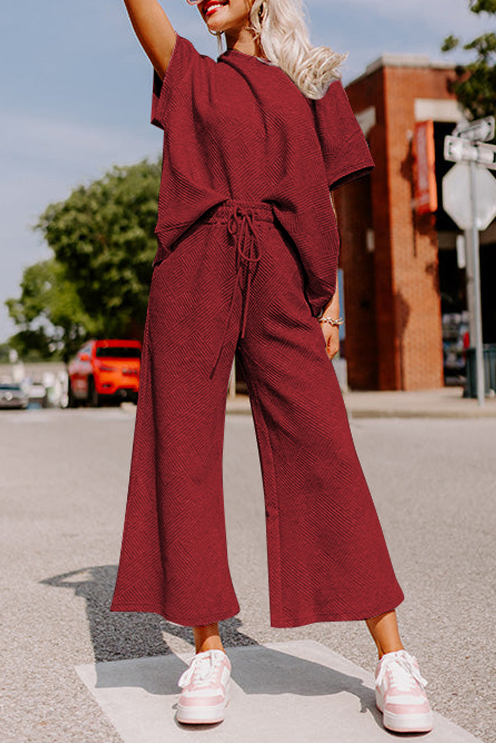 Conjunto de camiseta holgada con textura y pantalones con cordón en color rosa fresa