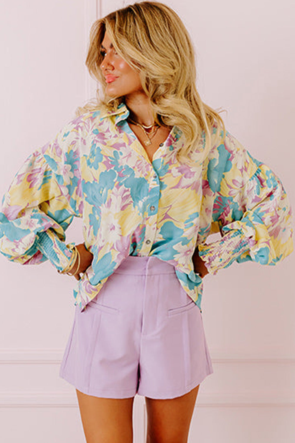 Camisa oversize con puños fruncidos y estampado floral amarillo