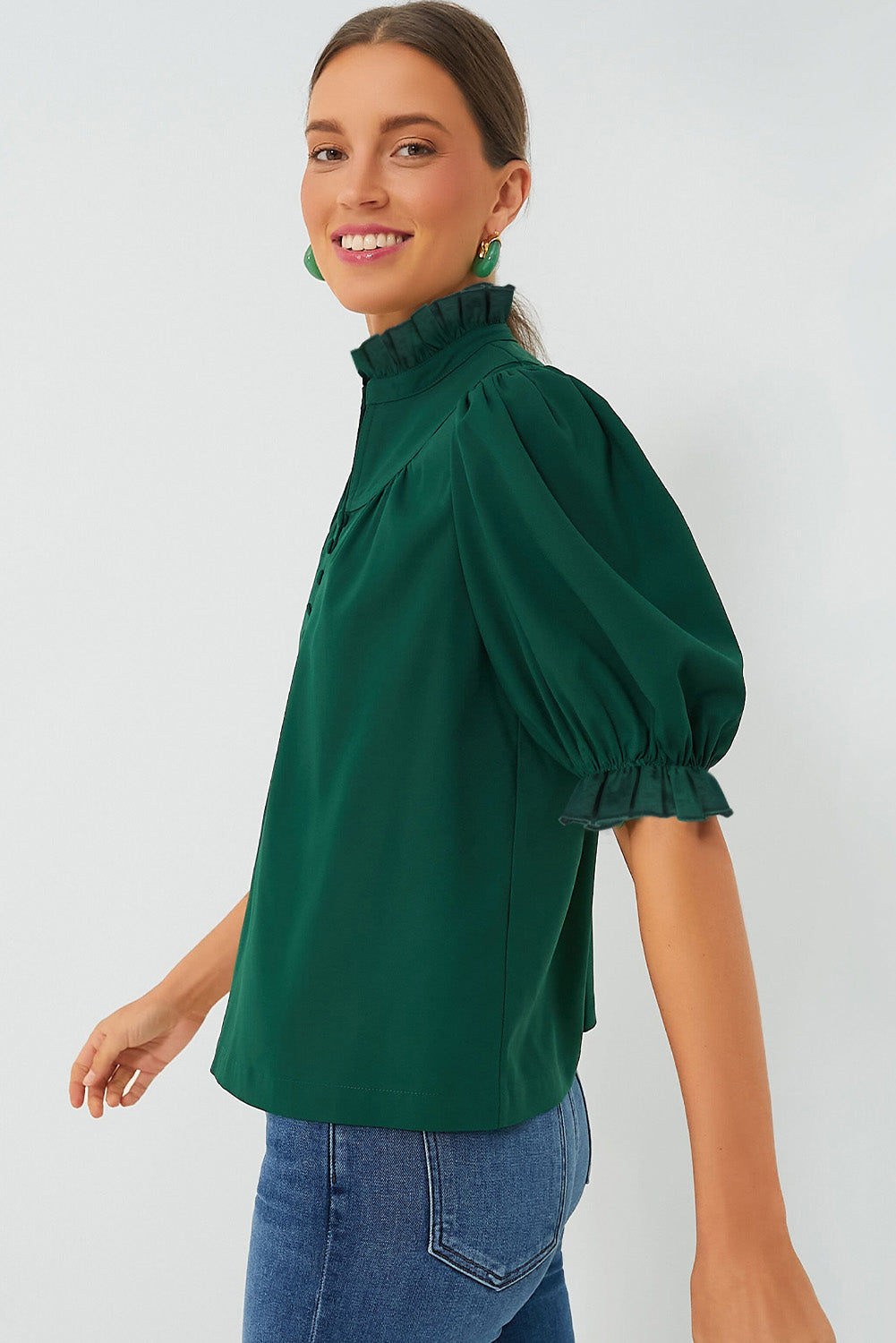 Blusa elegante con volantes y mangas abullonadas de color verde negruzco