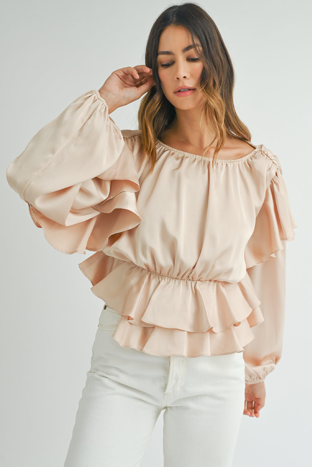 Blusa peplum con volantes, escote en forma de cerradura y cordones en color avena