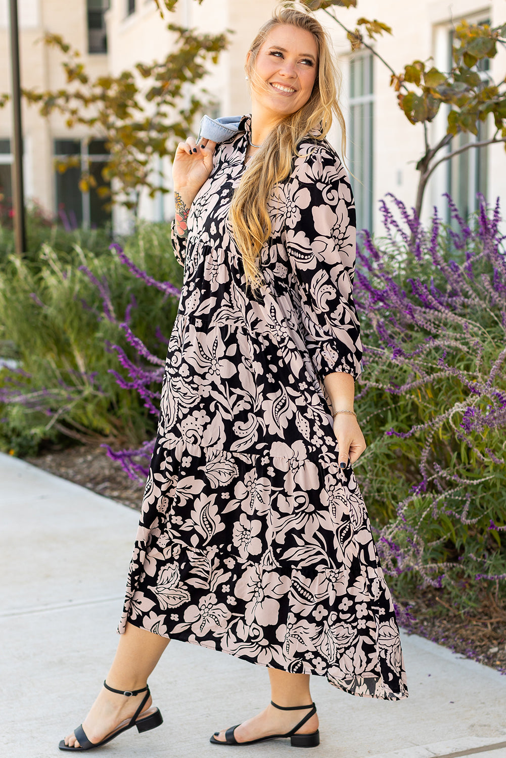 Vestido largo con cuello y mangas abullonadas con estampado floral en color negro de talla grande