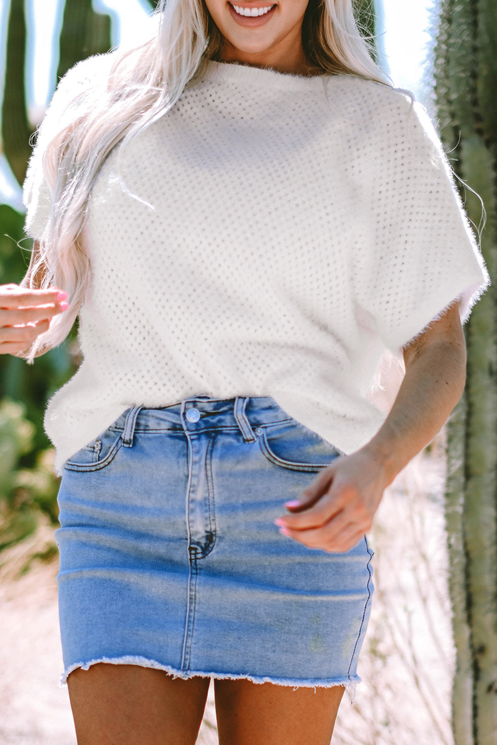 Camiseta de punto con ojales peludos de color blanco