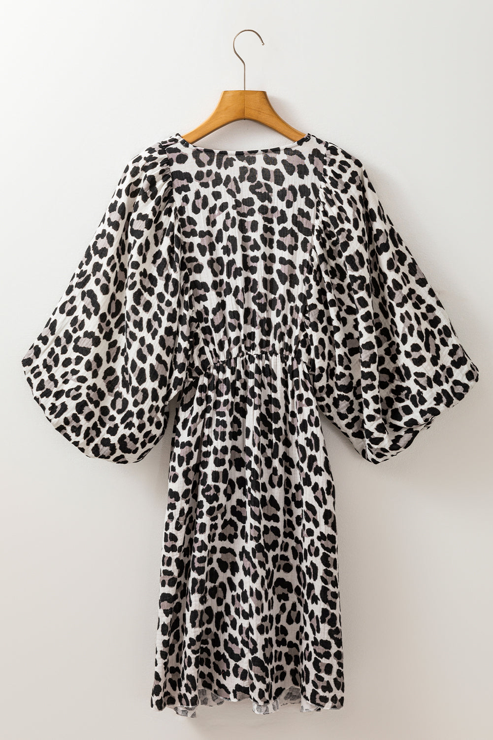 Vestido con escote en V elástico y mangas abullonadas 3/4 con estampado de leopardo negro