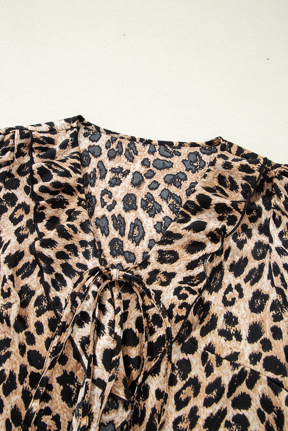 Blusa de manga corta con cuello en cascada, volantes y estampado de leopardo en color caqui