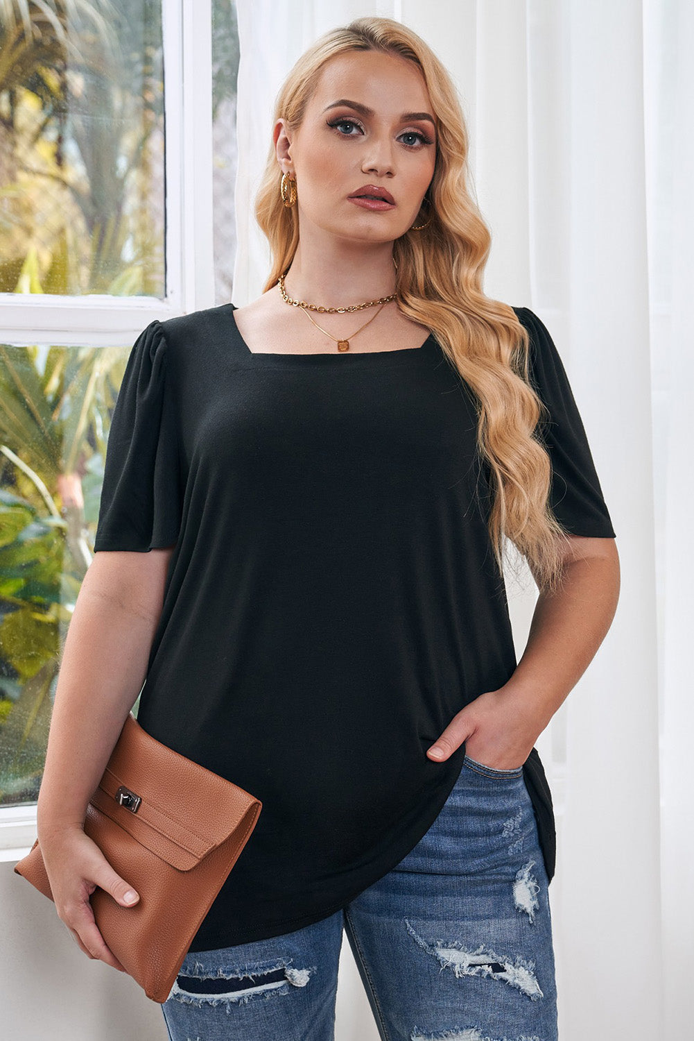 Blusa negra de manga corta con hombros fruncidos y escote cuadrado en talla grande