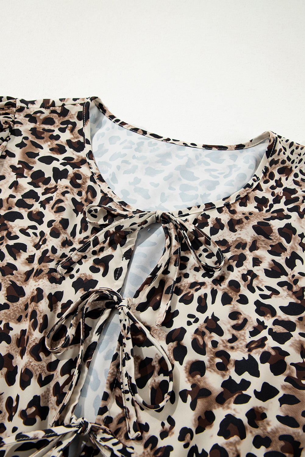 Blusa con volantes, mangas 3/4 y estampado de leopardo en color caqui, con cordones, talla grande