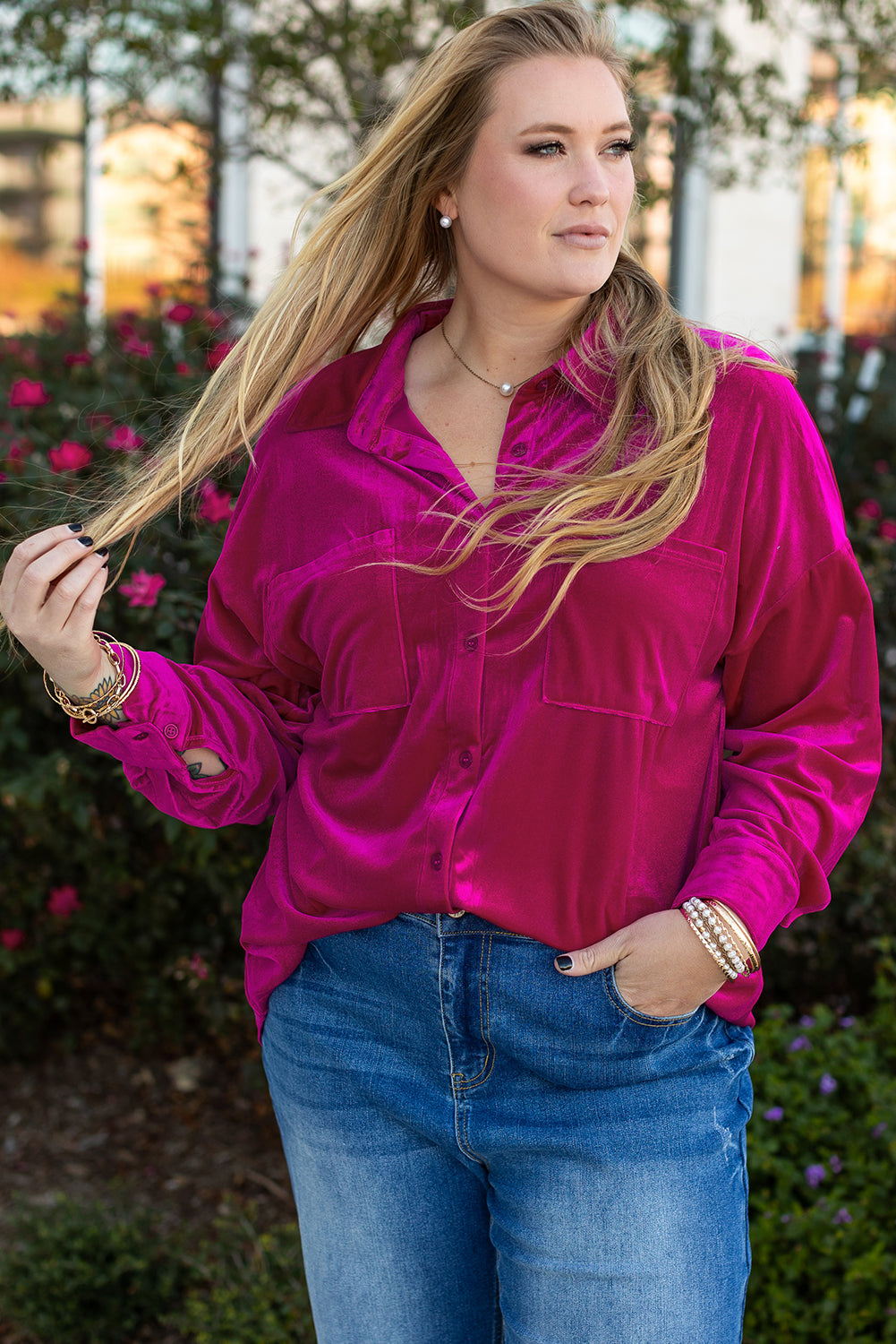 Camisa de terciopelo con hombros caídos y bolsillo en el pecho en talla grande de color rosa brillante