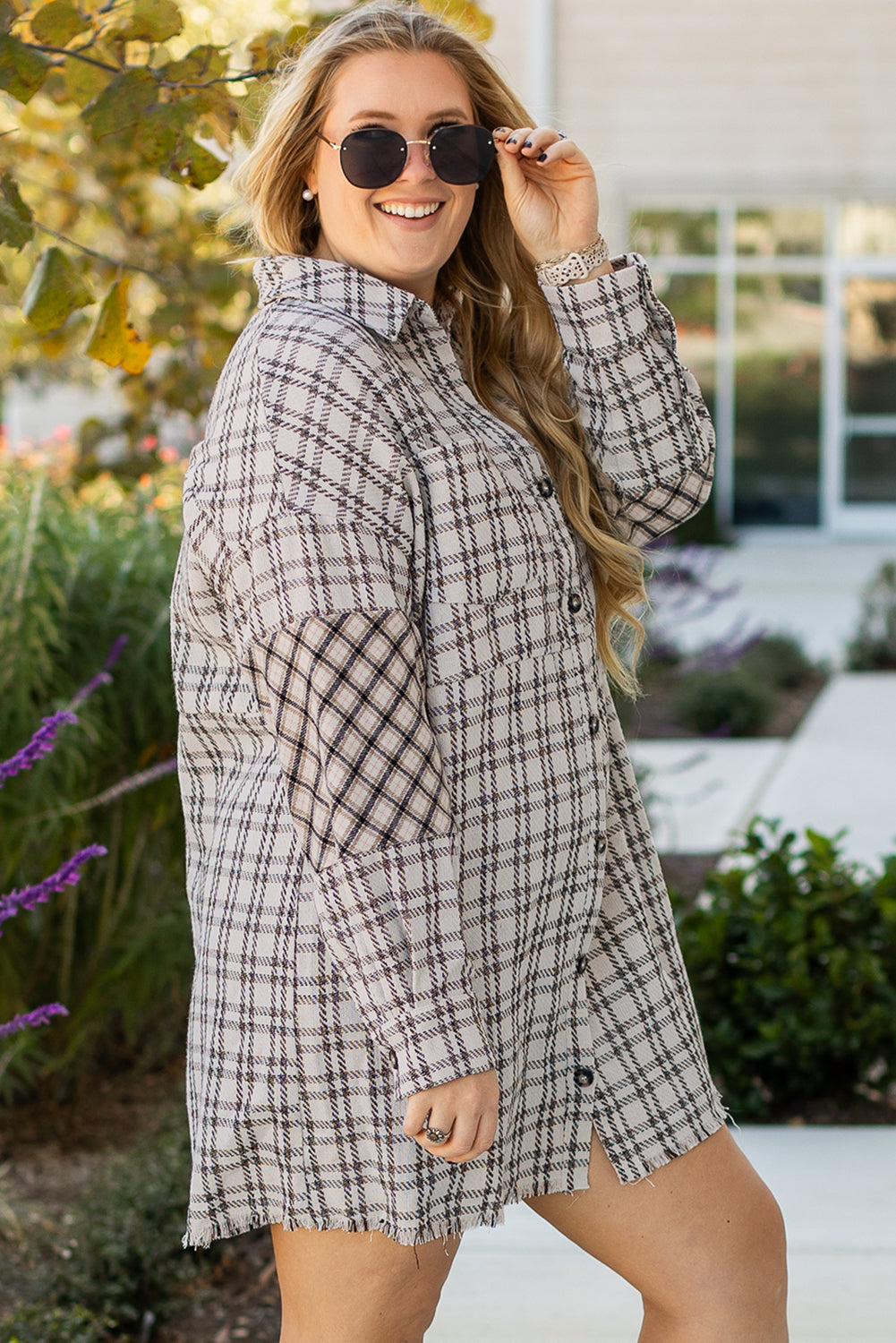 Vestido camisero tipo túnica con dobladillo sin rematar y botones a cuadros de rayas blancas en talla grande