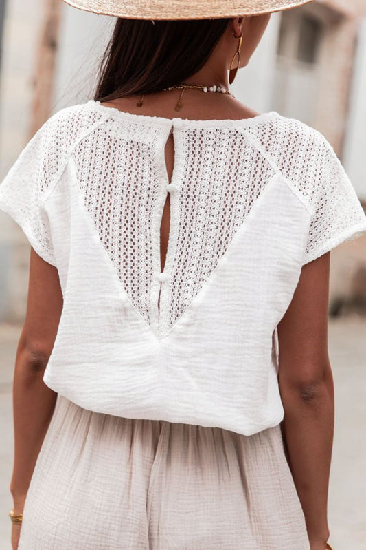 Camiseta de encaje blanco con textura de crochet, botones en la espalda y escote en V