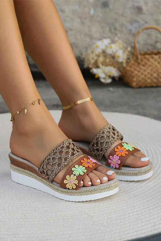 Pantuflas de cuña con detalles trenzados y estampado floral blanco