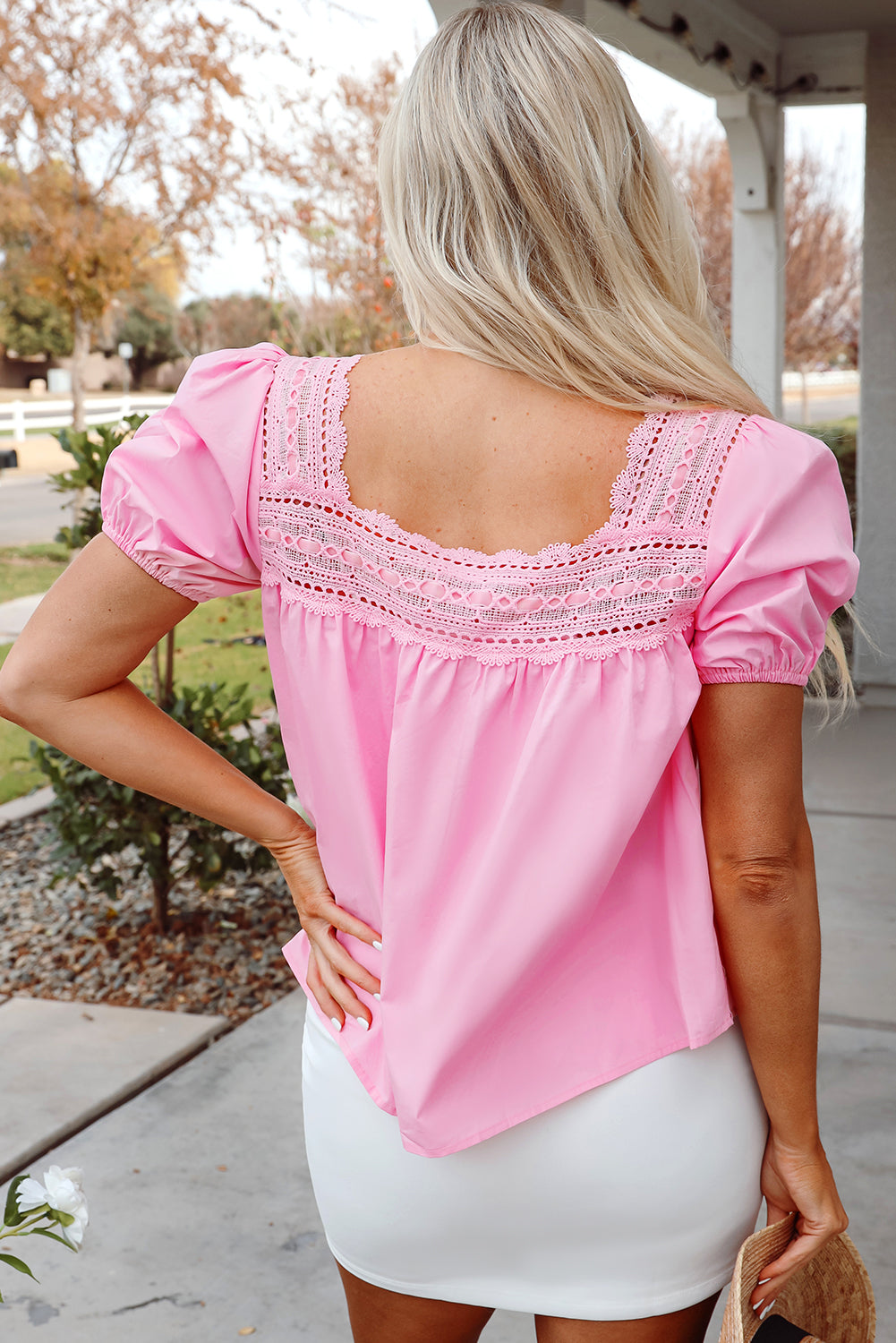 Blusa de encaje rosa claro con escote cuadrado y mangas abullonadas y patchwork