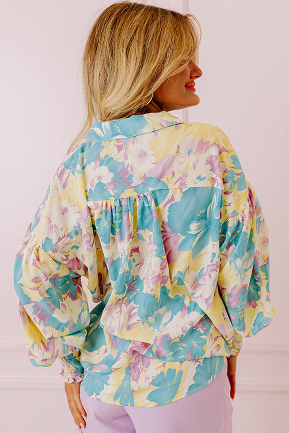 Camisa oversize con puños fruncidos y estampado floral amarillo