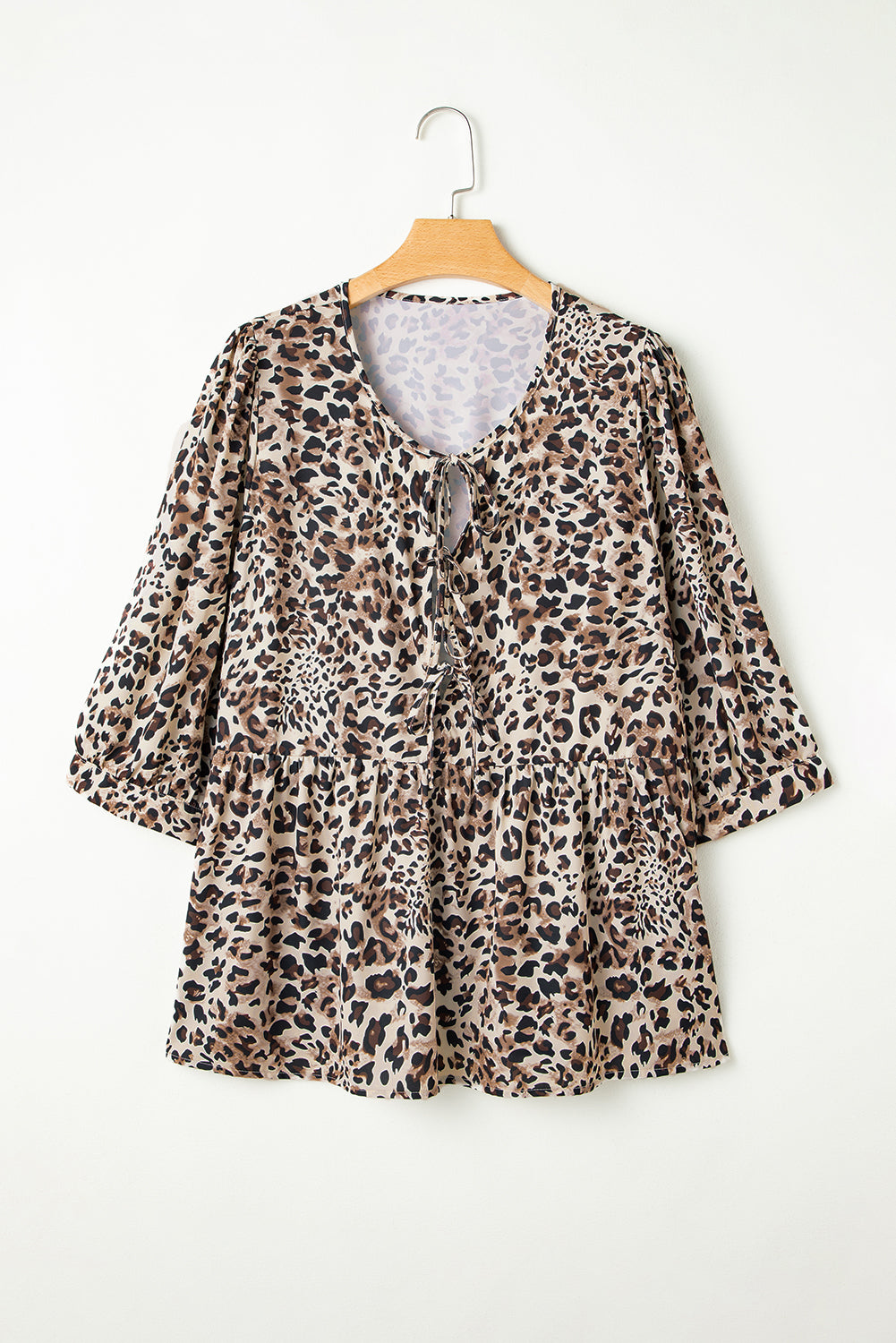 Blusa con volantes, mangas 3/4 y estampado de leopardo en color caqui, con cordones, talla grande