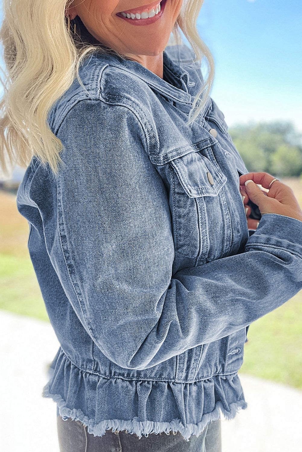 Chaqueta vaquera con bolsillos con solapa y dobladillo sin rematar con volantes en color azul Beau