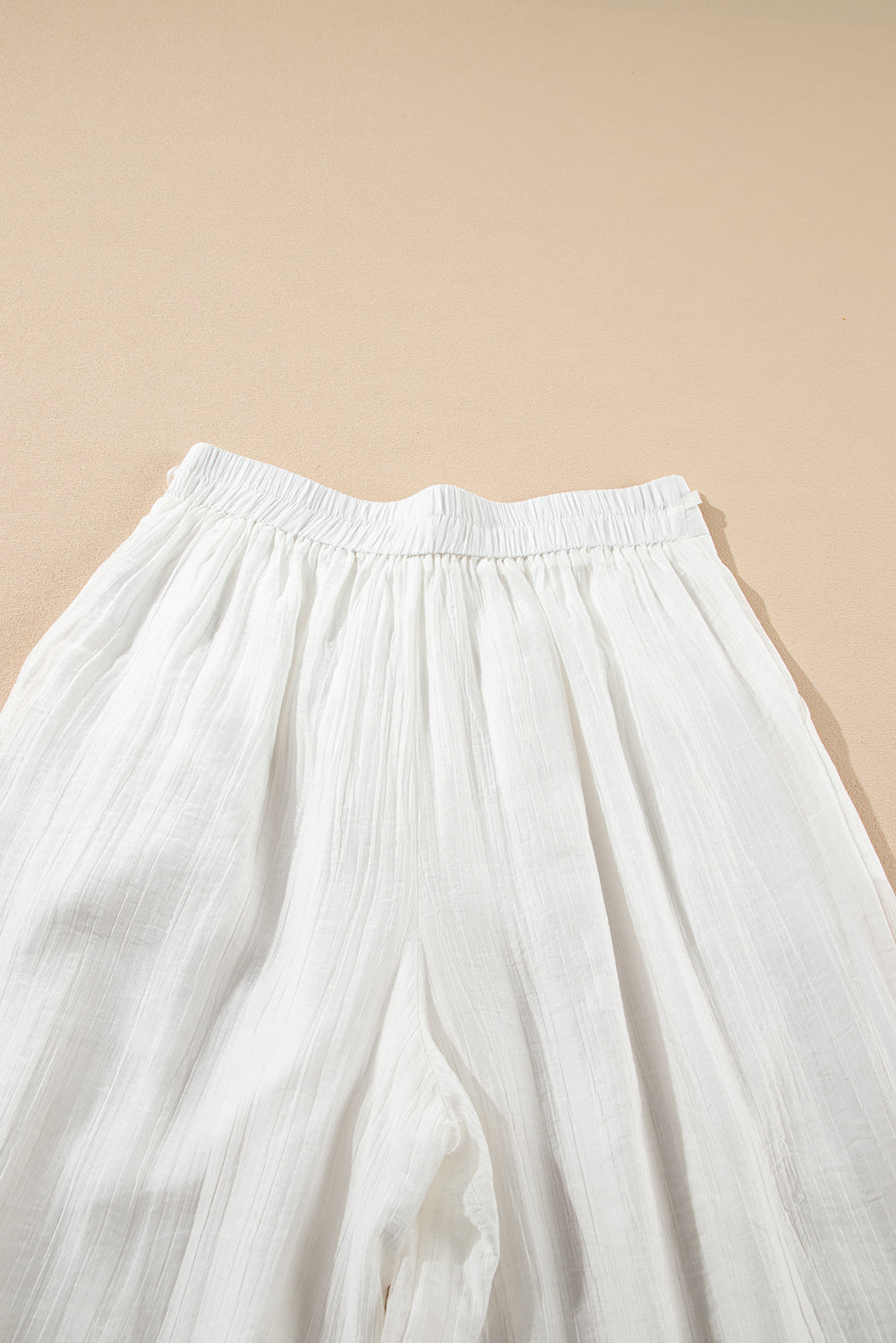 Pantalones anchos plisados ​​con cintura anudada y estilo casual blanco