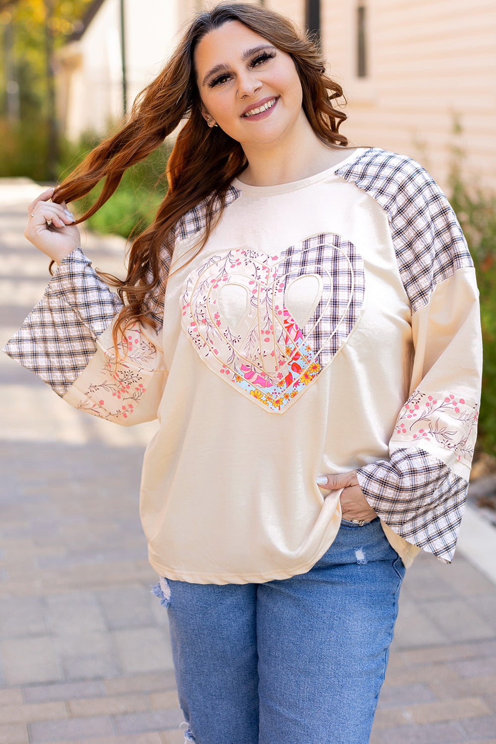 Blusa de manga larga ancha con estampado floral de corazones de la paz y cuadros en beige