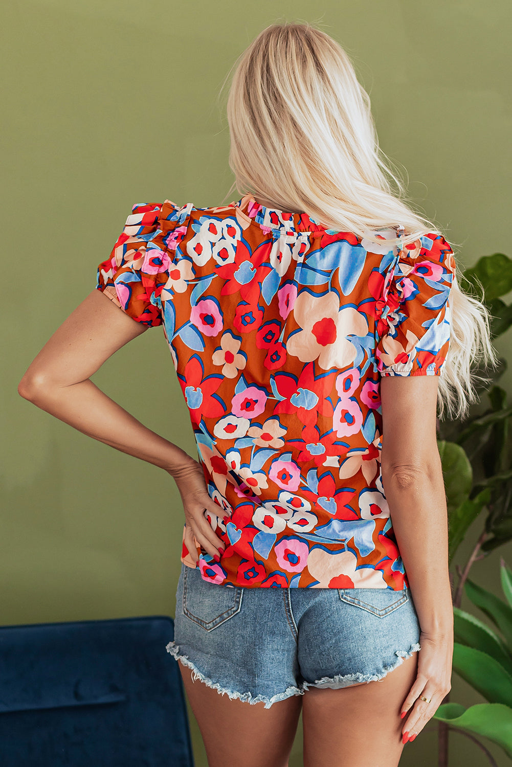 Blusa con volantes, mangas abullonadas y cuello con lazo y estampado de flores en marrón