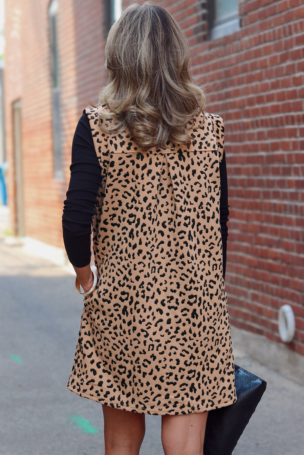 Vestido corto con cuello en V, sin mangas y estampado de leopardo en color caqui