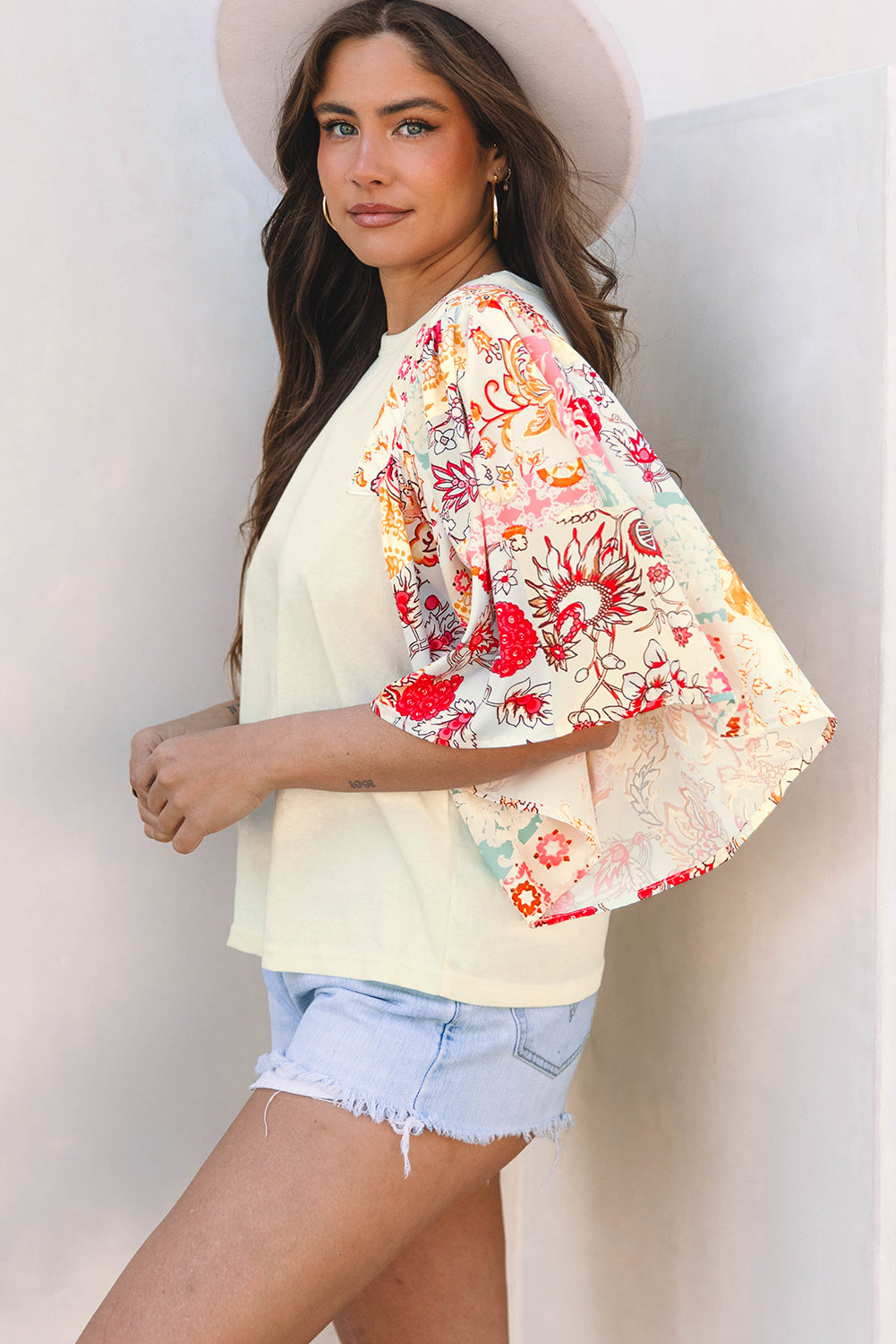 Blusa de media manga de murciélago con patchwork floral beige