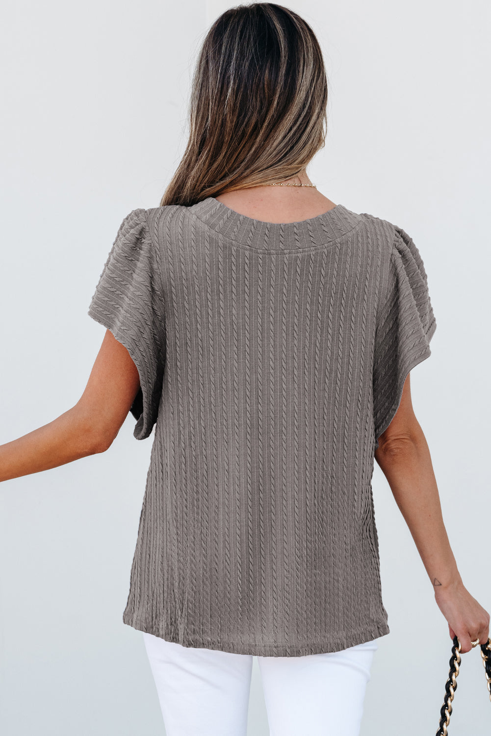 Blusa con mangas onduladas y textura en color beige liso