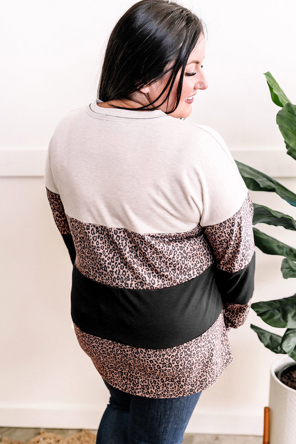 Blusa de talla grande con escote en V, manga larga y estampado de leopardo en negro