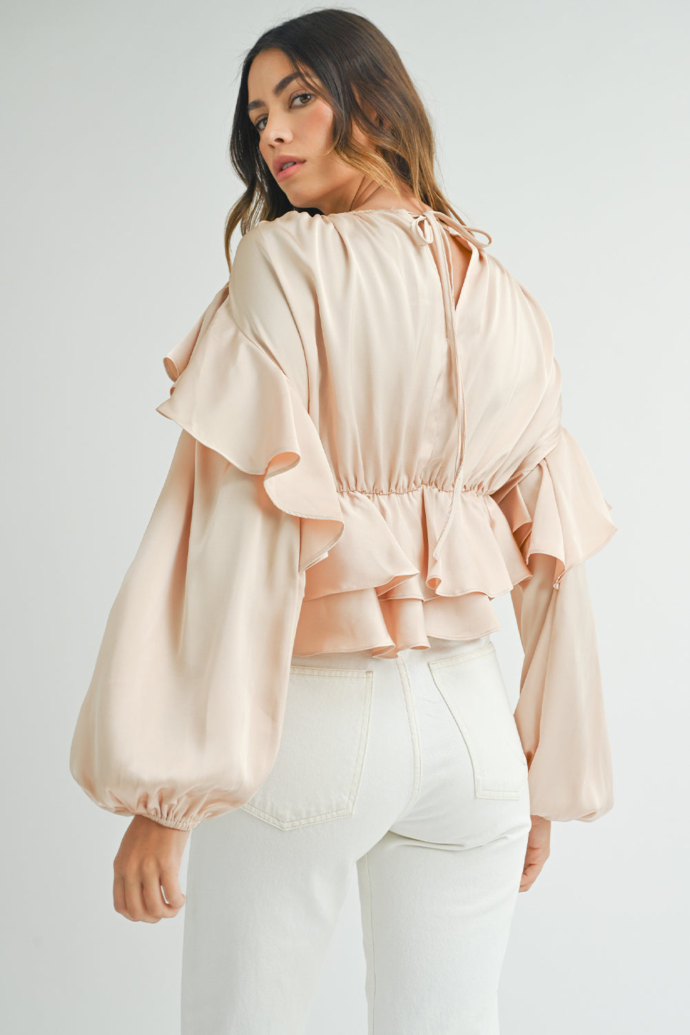 Blusa peplum con volantes, escote en forma de cerradura y cordones en color avena