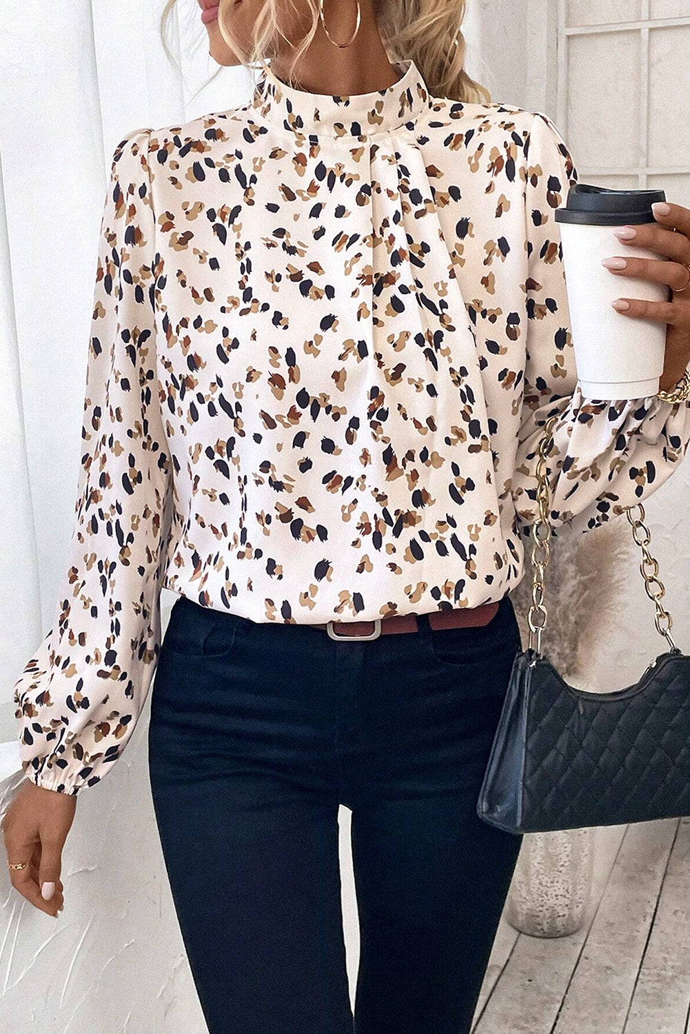 Blusa plisada con cuello alto y mangas farol con estampado de leopardo blanco